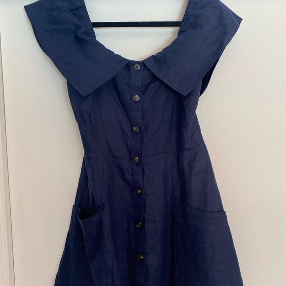 Reformation Landry Dress in Navy. Size: 4 - Picture 3 of 8